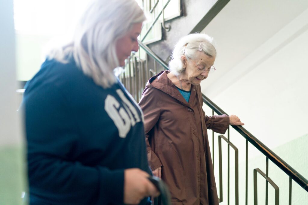 Une infirmière aide-soignante accompagnant le patient.