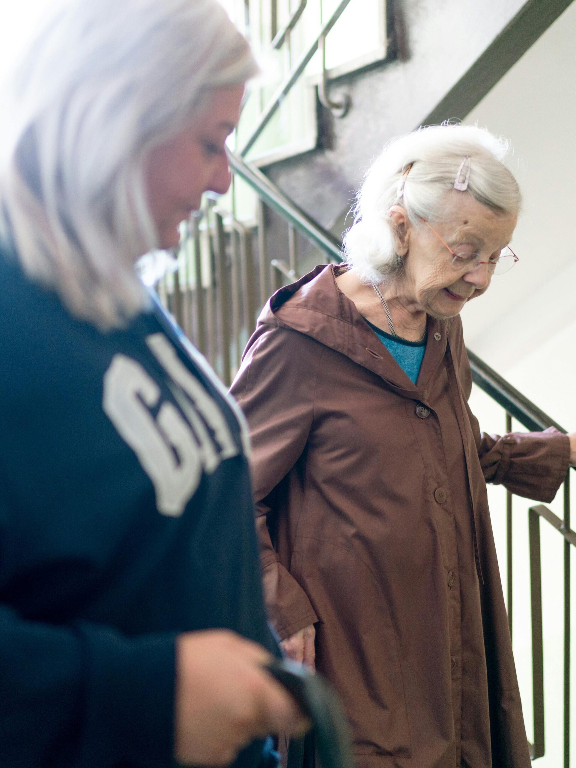 Une infirmière aide-soignante accompagnant le patient.